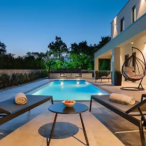 Nobu Villa Mali Vareški